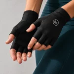 Guantes Terapéuticos Photon negros sin dedos con las puntas de los dedos descubiertas